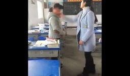 爆料老师打人视频播放,老师当众殴打学生，视频曝光引发社会热议